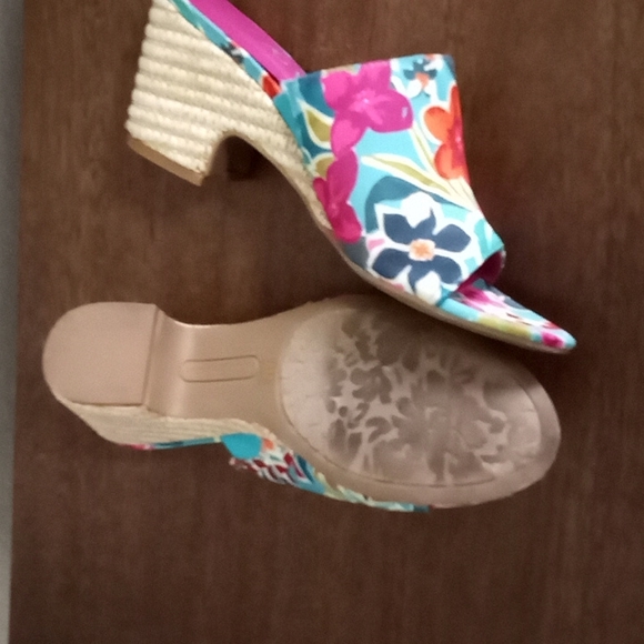 Shoes - Picture 3 of 4